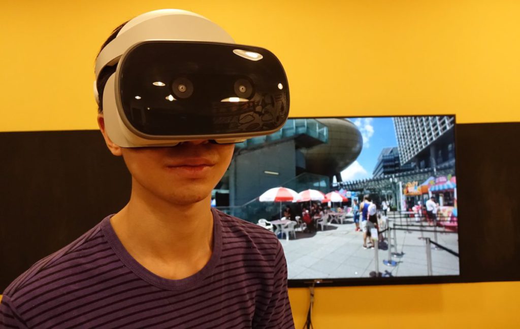 透過 VR 技術,就算在家中或學校都能將外地的景物實時呈現眼前。