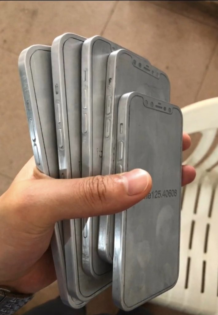 iPhone 12 各個尺寸的模板機。