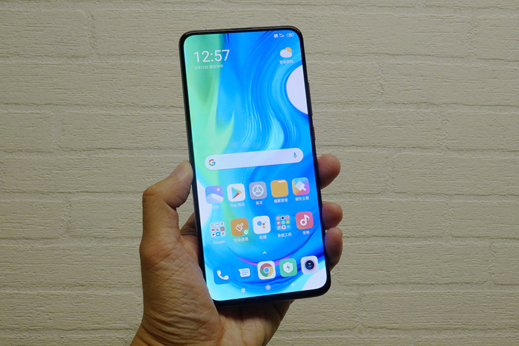 6.67 吋 AMOLED 全面屏的屏佔比為 92.7%,真全面屏沒有瀏海或開孔。