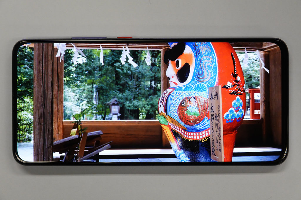 6.67 吋 AMOLED 全面屏一樣支援 HDR 10+ 規格,但只有 60Hz 更新率。