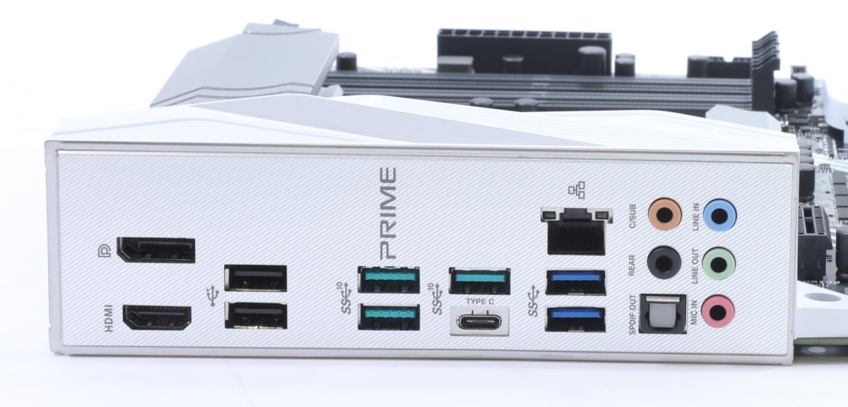 背板共有8組USB,包括最新的 Type-C。