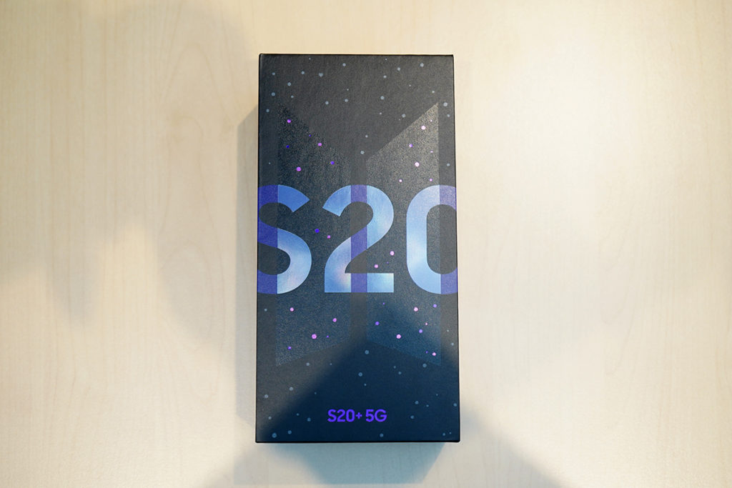 Samsung Galaxy S20+ 5G BTS Edition 包裝盒帶有 BTS Logo 的暗花。