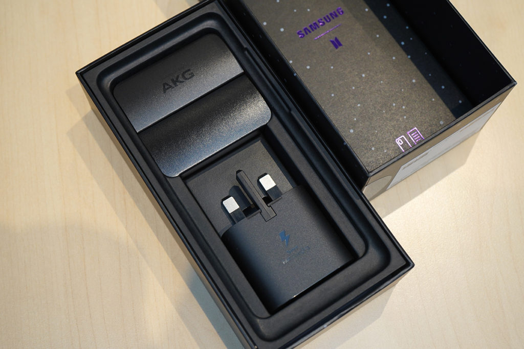 Samsung Galaxy S20+ 5G BTS Edition 隨機附送的火牛及耳機均為黑色普通設計。