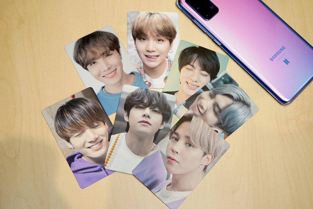 內附BTS 成員的相片小卡。