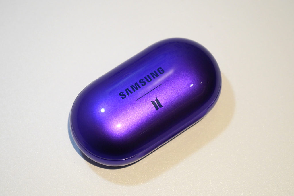 Galaxy Buds+ BTS Edition 當然一樣是用紫色設計,便攜式充電盒上印有 BTS Logo。