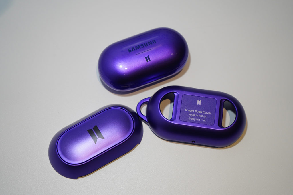 Galaxy Buds+ BTS Edition 還附送的智能保護殼,同樣是紫色外觀。