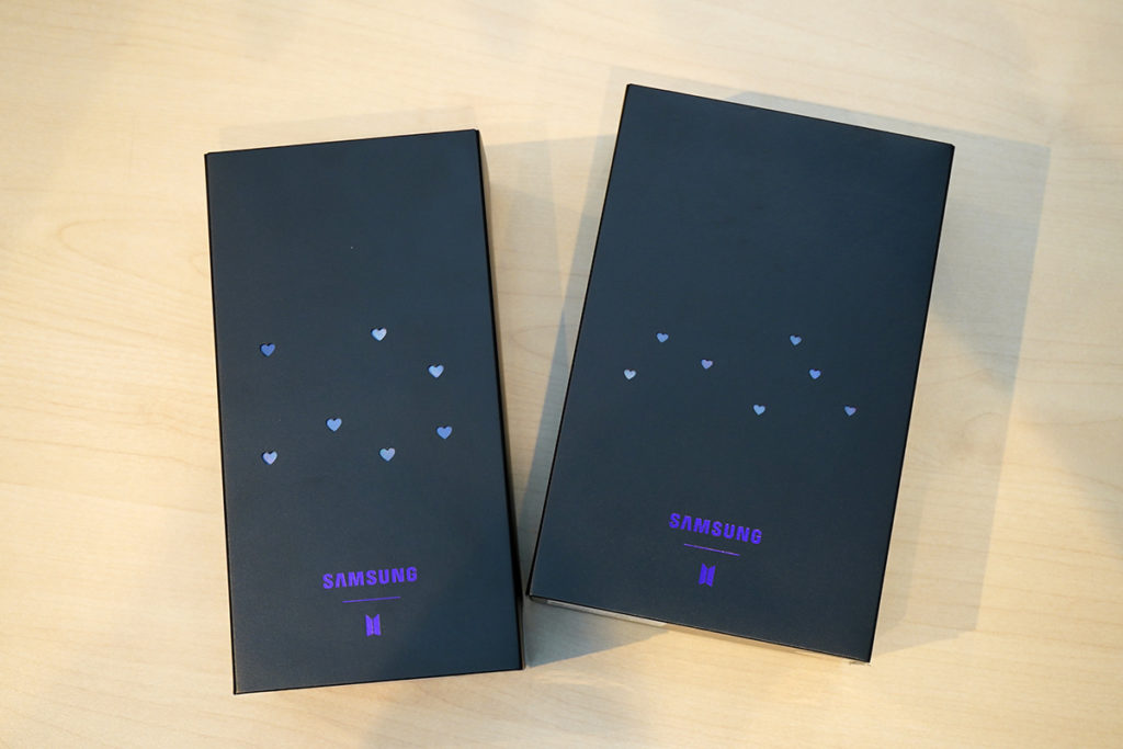 Samsung Galaxy S20+ 5G及Galaxy Buds+ BTS Edition 包裝盒外套亦有七個心設計。