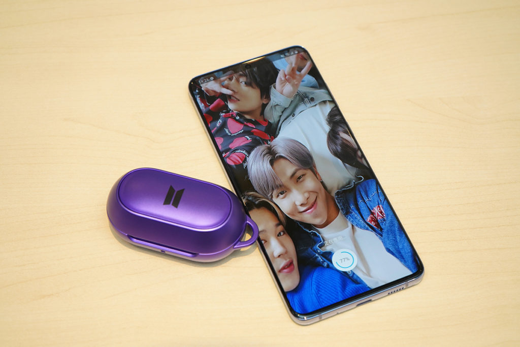 只要裝好智能保護殼,再拍一拍 Galaxy S20+,即可下載專用的 BTS 手機佈景主題,下載時更有短片觀看。