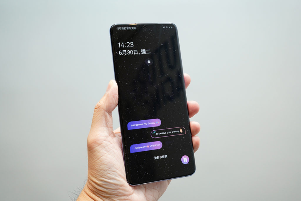 亦預載了非常特別的 Lockscreen。
