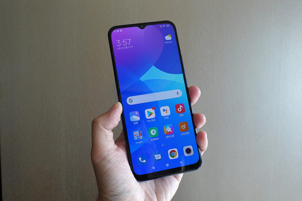 小米10 Lite 5G 具備一個 6.57 吋 AMOLED 水滴屏幕。