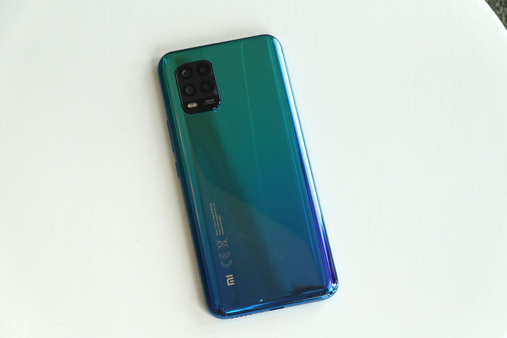 使用前後 3D 曲面機身,有宇宙灰、夢幻白及極光藍三種顏色,筆者就覺得極光藍是最美的一款。