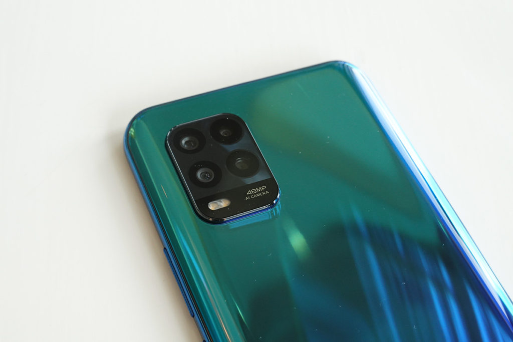 機背左上角的四鏡頭由 48MP 主鏡、120 度的 8MP 超廣角鏡、2MP 微距鏡及 2MP 景深鏡頭組合而成。