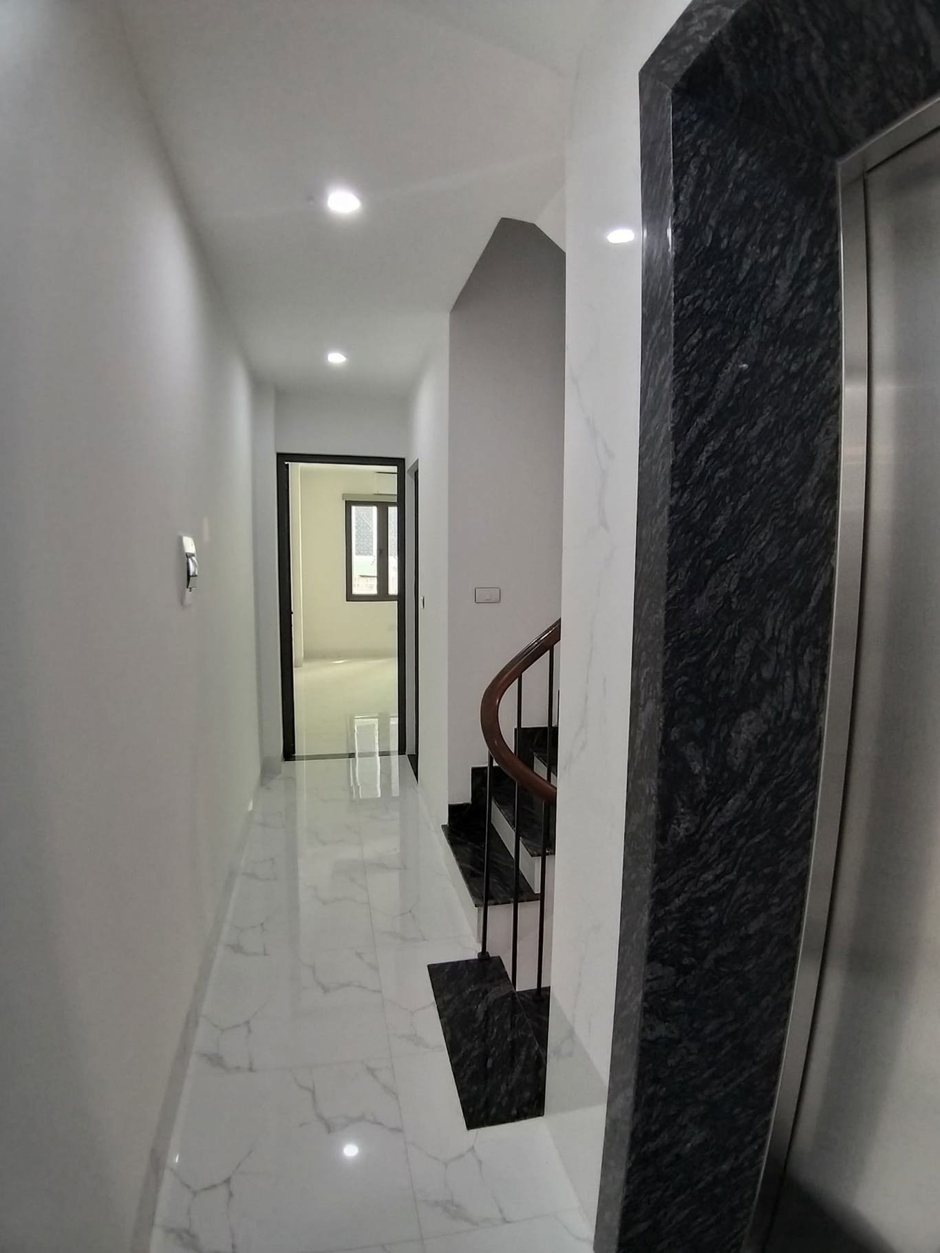 6 tầng Thang Máy Xuân Thuỷ, 47m2 , hơn 11 tỷ . 2 mặt ngõ Ô tô