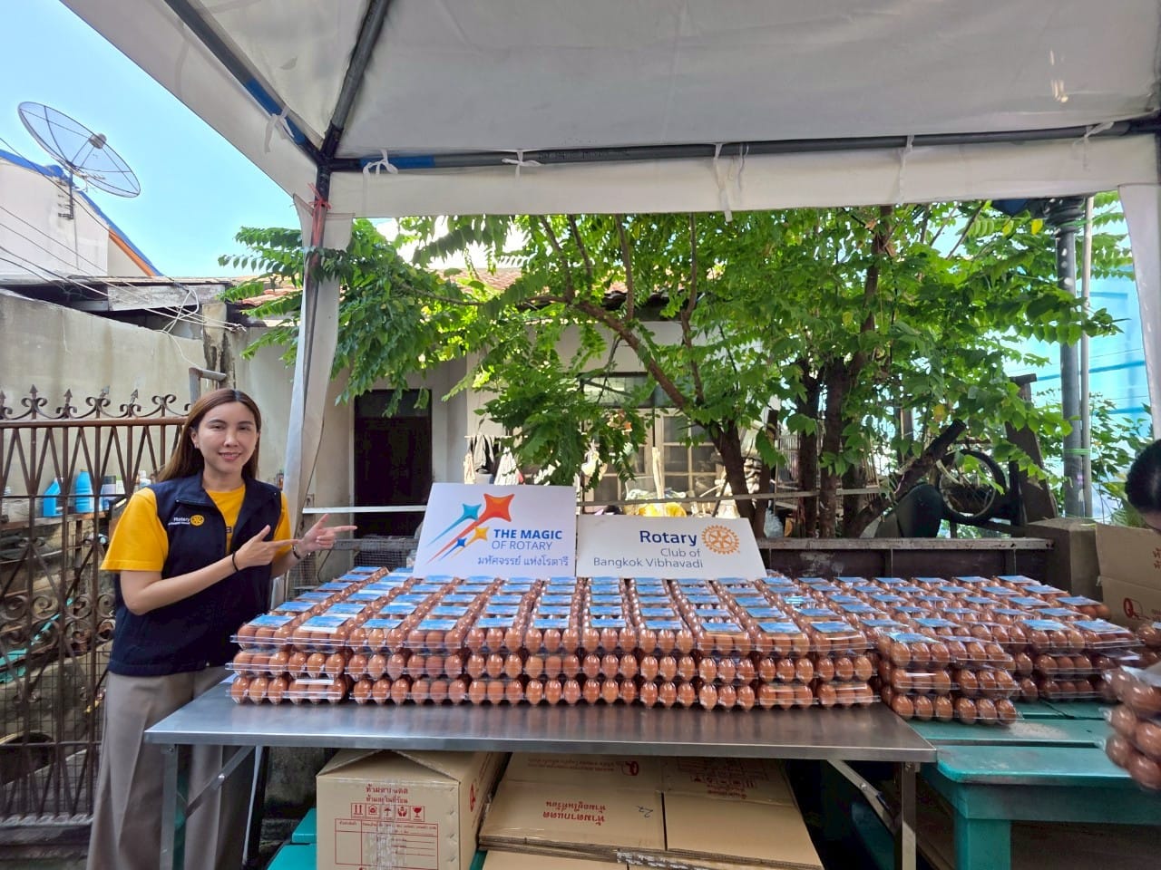 Kho Kai Kho Khuat – Bottles for eggs at Laksi