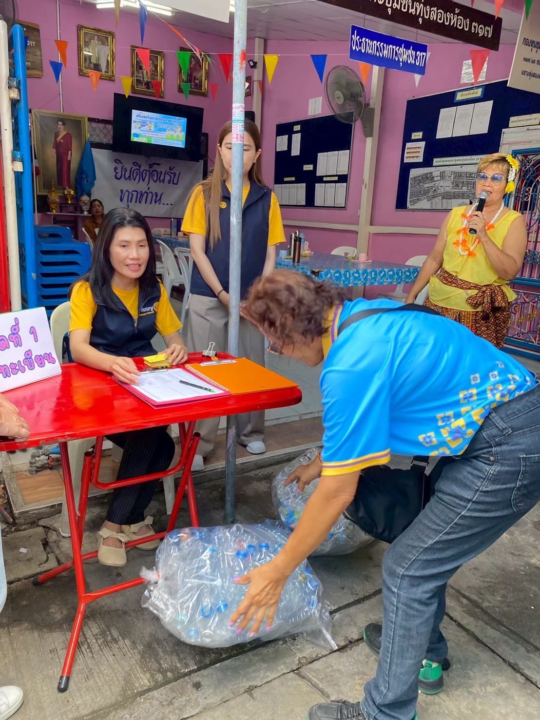 Kho Kai Kho Khuat – Bottles for eggs at Laksi