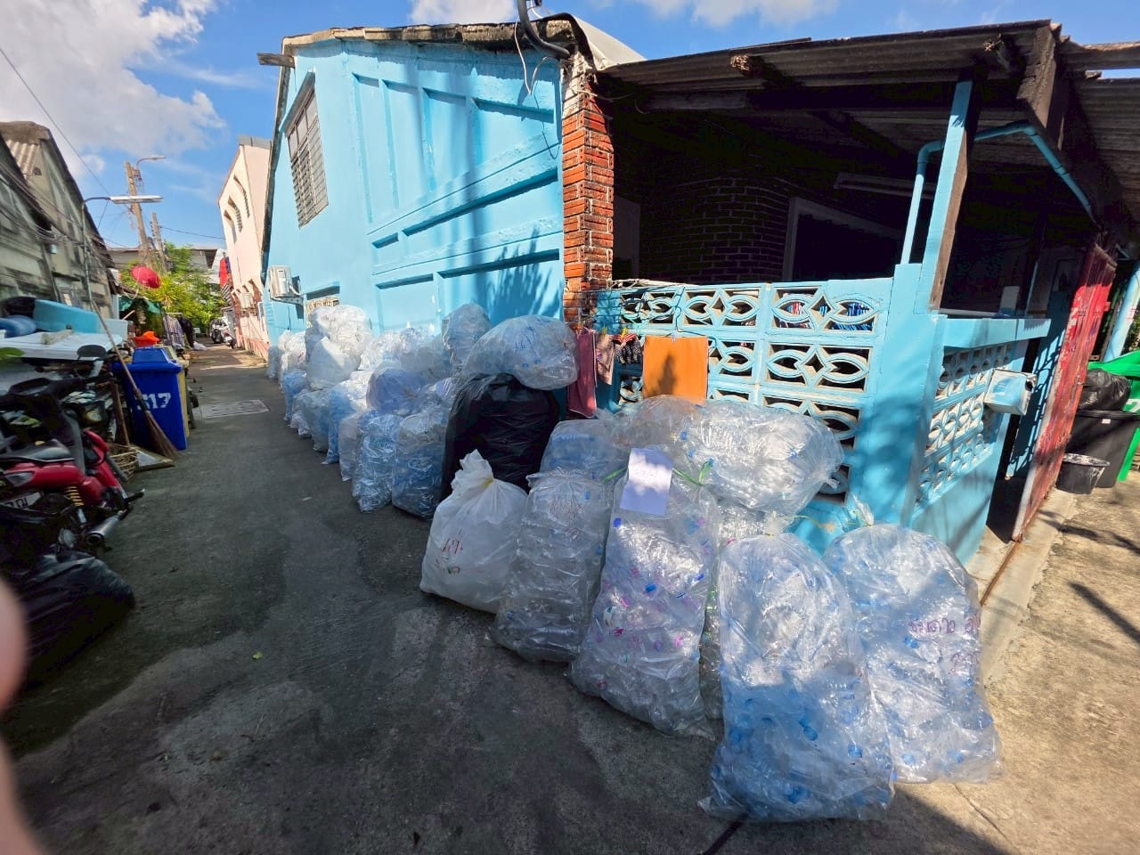 Kho Kai Kho Khuat – Bottles for eggs at Laksi