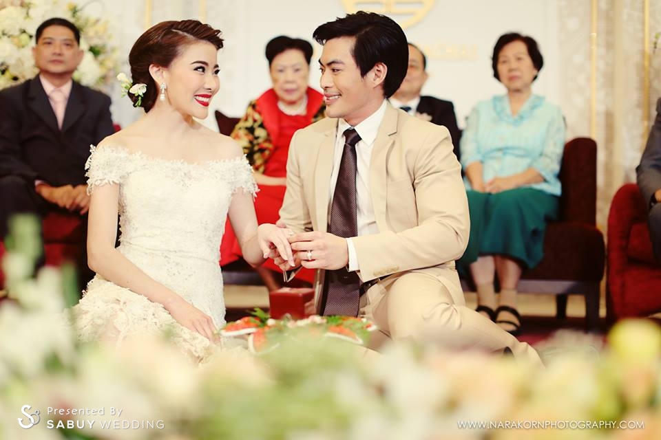 เจ้าบ่าว,เจ้าสาว,งานหมั้น,พิธีหมั้น,พิธีแต่งงาน,พิธีแต่งงานแบบไทย,งานแต่งตอนเช้า ชุดเจ้าสาวอวดไหล่สวย