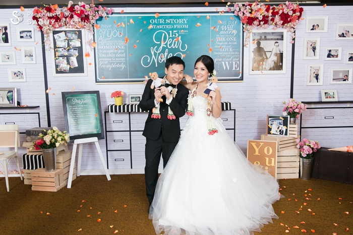บ่าวสาว,ชุดบ่าวสาว,ชุดเจ้าสาว,ชุดเจ้าบ่าว,backdrop งานแต่ง,ตกแต่งงานแต่ง,รูปงานแต่ง,จัดดอกไม้งานแต่ง รีวิวงานแต่งย้อนวัย ตามสไตล์คู่รักวัยเรียน