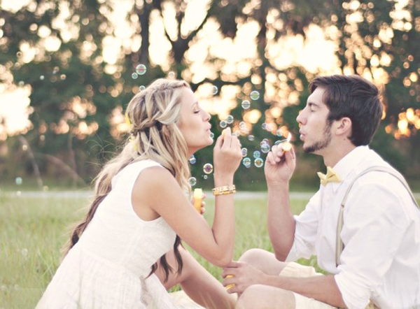 คู่รัก,พรีเวดดิ้ง,ถ่ายภาพพรีเวดดิ้ง,ถ่ายพรีเวดดิ้ง,prewedding,พร๊อพ 30 ไอเดียภาพถ่ายพรีเวดดิ้ง น่ารักสดใสฟรุ้งฟริ้ง