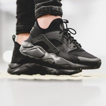 Looking for this black running sneakers - SeenIt