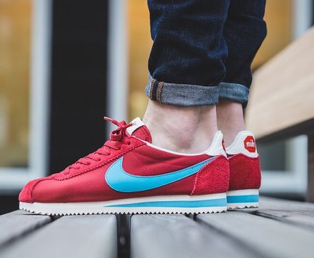 Looking for these running sneakers but black colour - SeenIt