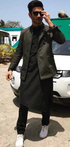 white kurta black jeans