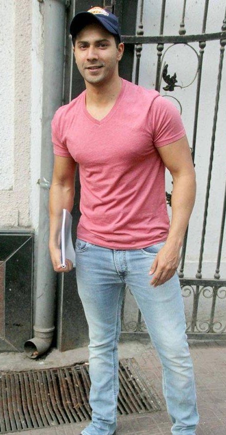 pink t shirt outfit mens