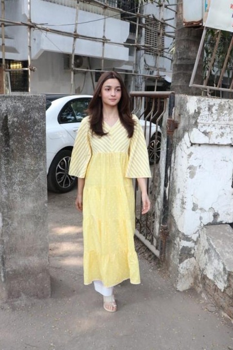 kurta with kolhapuri chappal