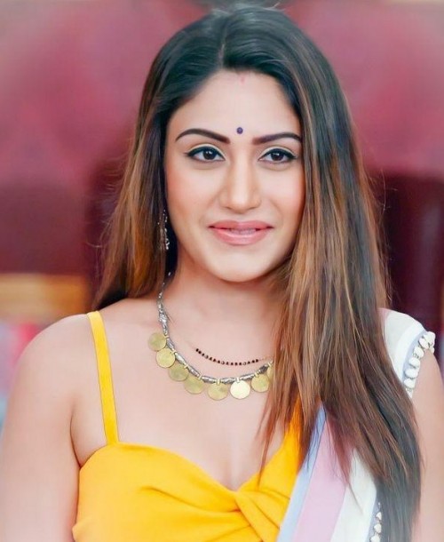 surbhichandna looks and outfits online 