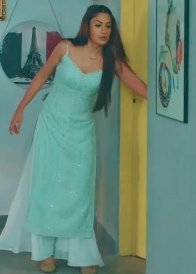 surbhichandna looks and outfits online 
