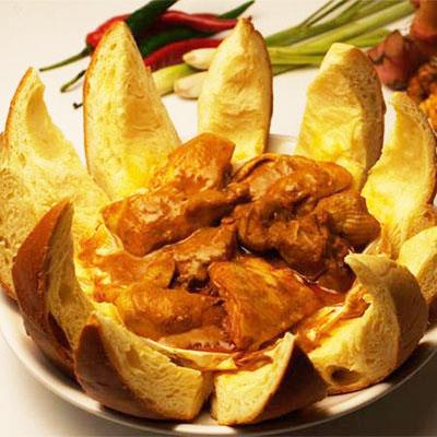 GOLDEN PILLOW CURRY CHICKEN BUN金枕头咖喱面包鸡