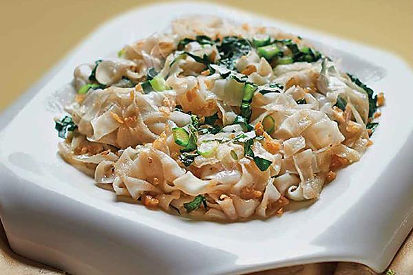 Teochew Kai Lan Fried Kuay Teow with Preserved Radish 芥兰菜脯炒粿条