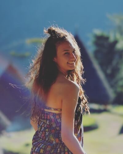 Inspirasi Gaya Rambut Saat Traveling dari Para Selebriti 