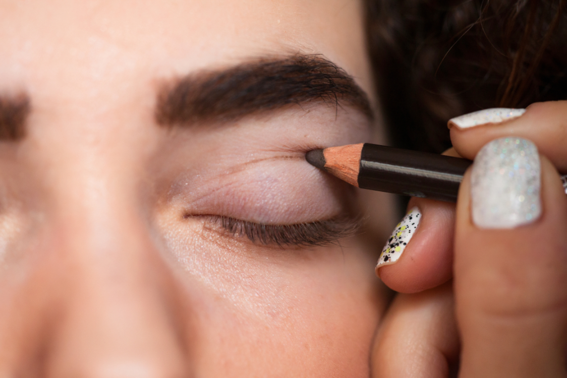 Enam trik makeup untuk mata kecil