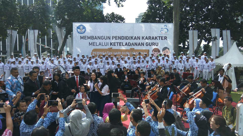 guru merupakan teladan untuk membentuk karakter anak