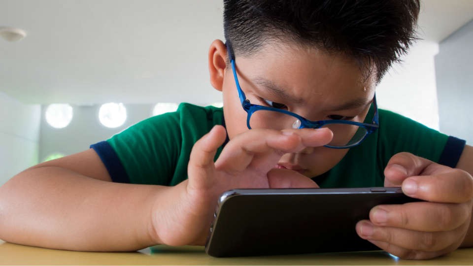 cara menjaga kesehatan mata anak dari pengaruh buruk layar gadget