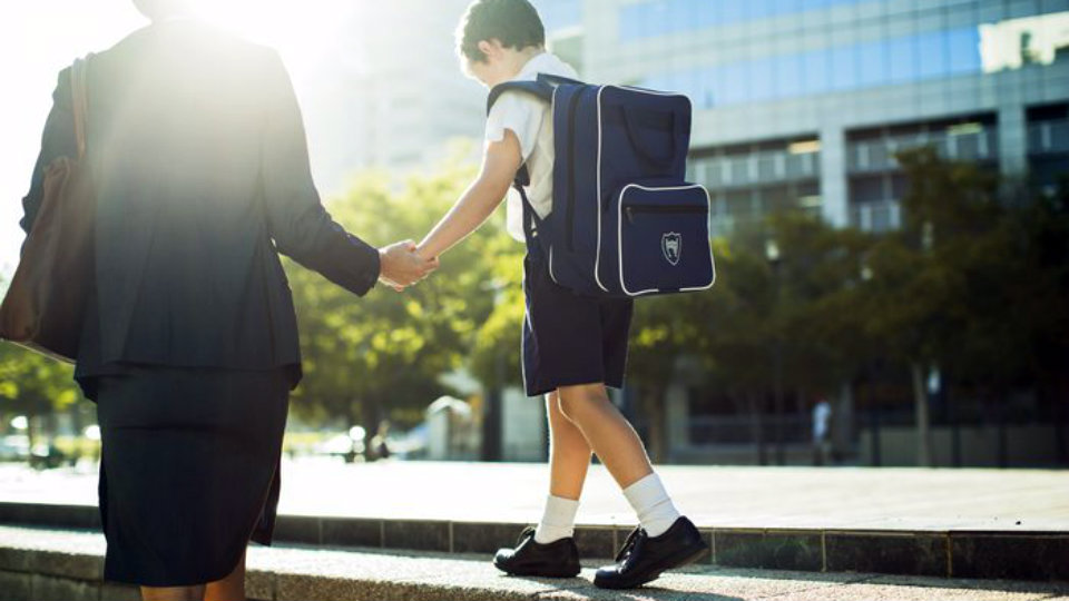 pentingnya mengantar anak di hari pertama sekolah