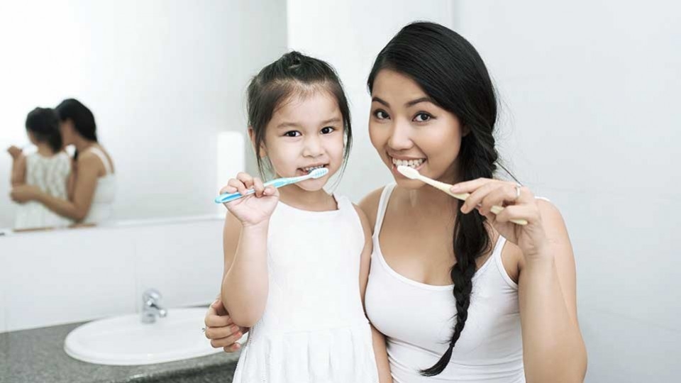 bagaimana cara membiasakan anak sikat gigi secara teratur