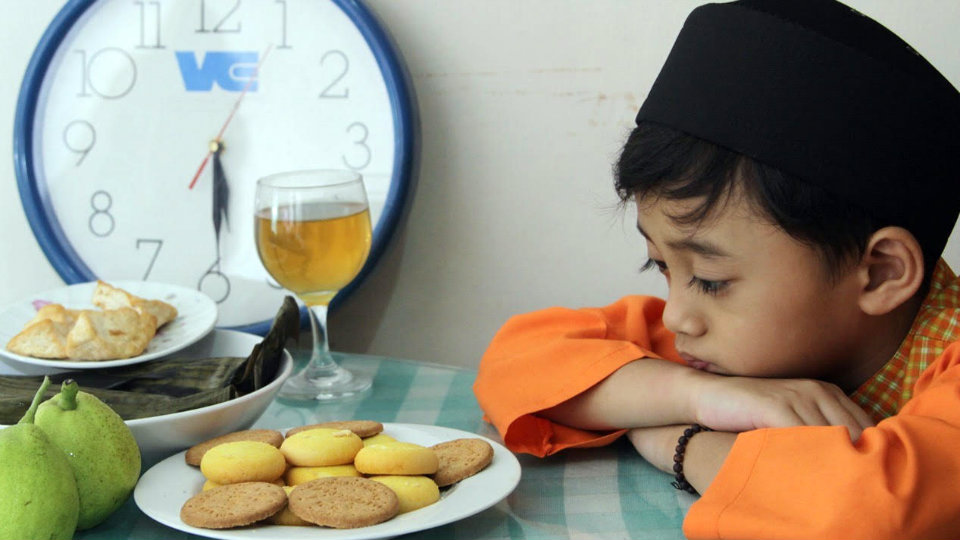 dapatkan tips mengajarkan puasa pada anak sejak dini
