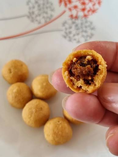 Handoo gulha (rice fish ball)