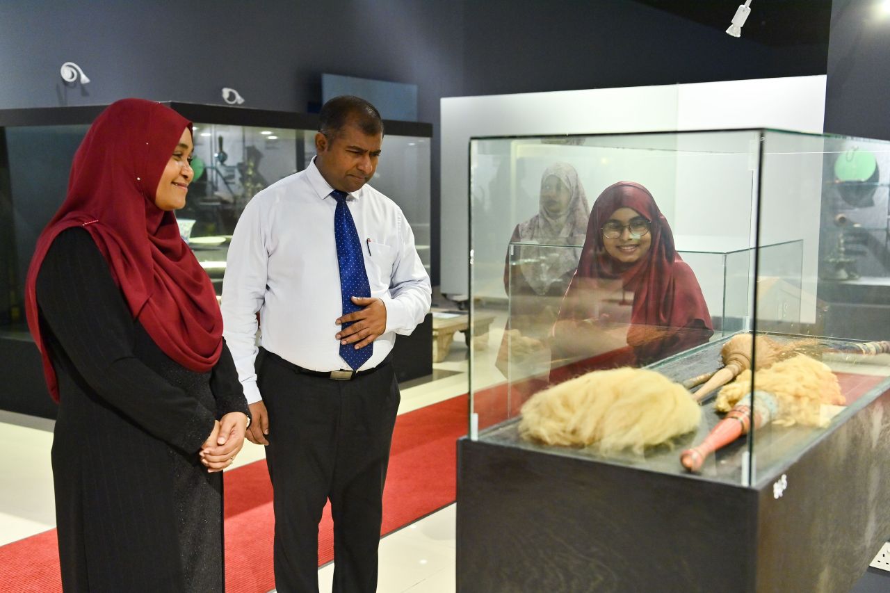 ދޮންބަންޑާރައިންގެ އާކައިވް، ރައީސްގެ އަނބިކަނބަލުން ހުޅުއްވައިދެއްވުން