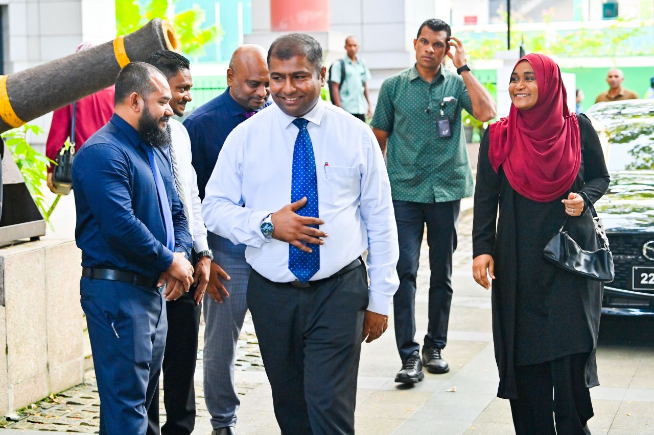 ދޮންބަންޑާރައިންގެ އާކައިވް، ރައީސްގެ އަނބިކަނބަލުން ހުޅުއްވައިދެއްވުން