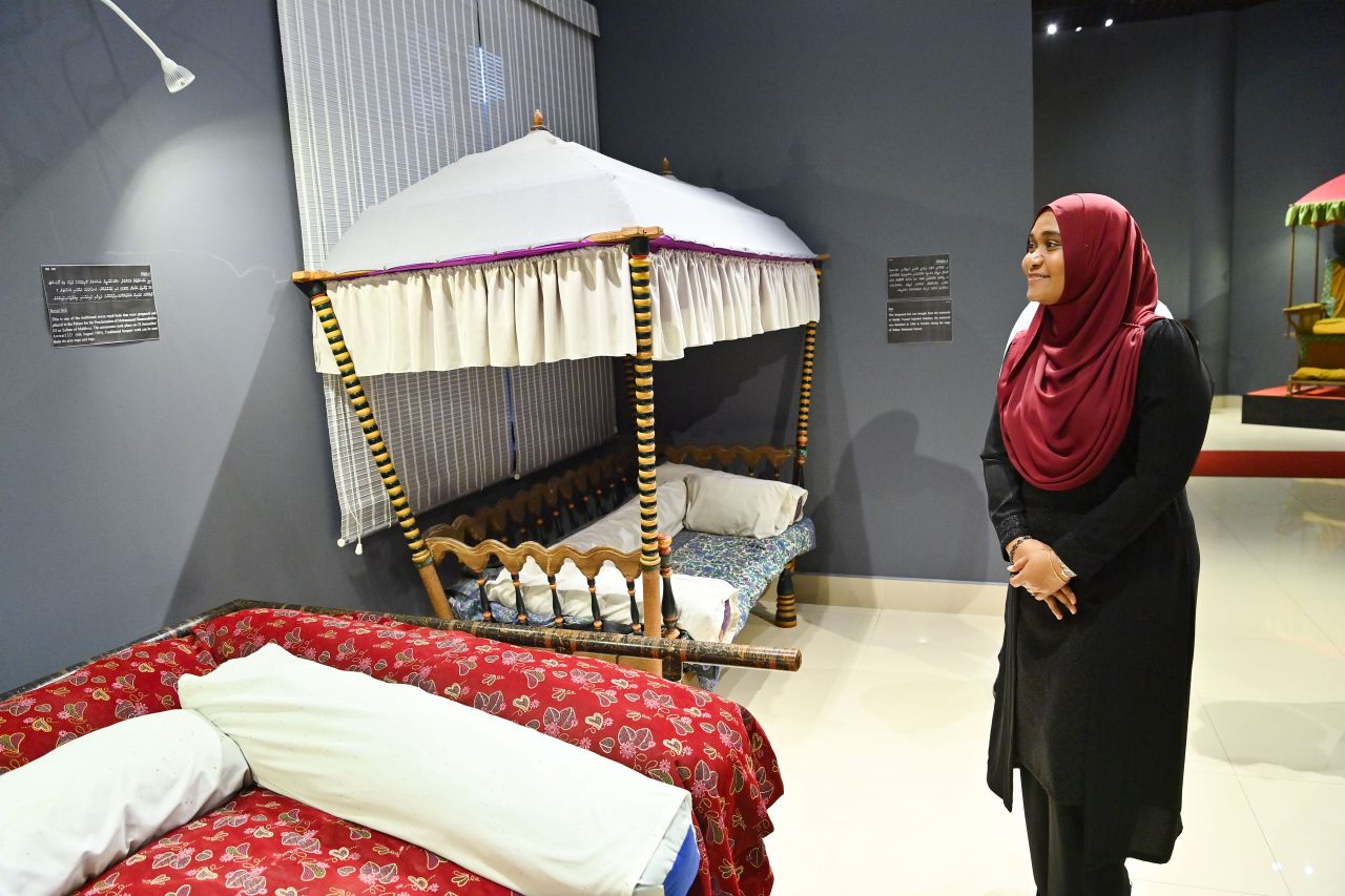 ދޮންބަންޑާރައިންގެ އާކައިވް، ރައީސްގެ އަނބިކަނބަލުން ހުޅުއްވައިދެއްވުން