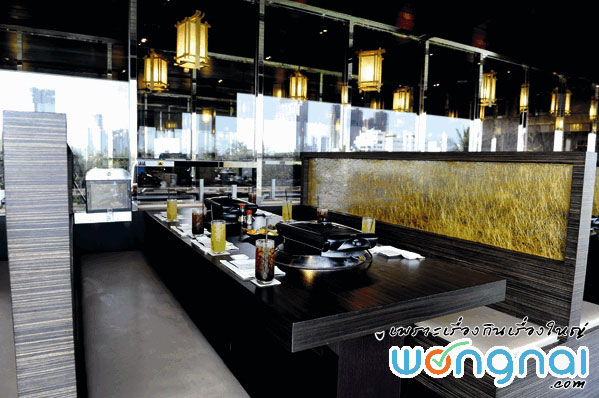 โต๊ะอันกว้างขวาง