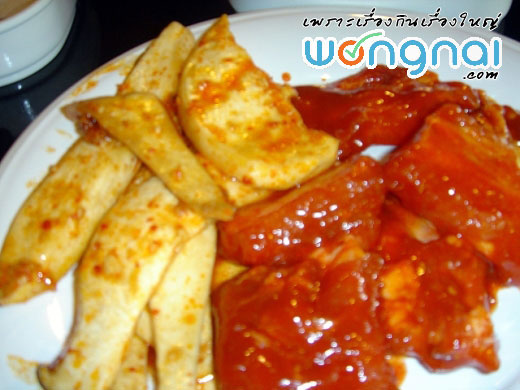 เห็ดออรินจิและเนื้อหมูคลุกเครื่อง