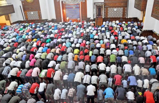 ޖަނަވަރީ 23، 20145: މި އަހަރުގެ، ރާއްޖެ އިސްލާމް ވި ދުވަހުގެ ފަތިސް ނަމާދު؛ މި ނަމާދުގައި، އެޑިއުކޭޝަން މިނިސްޓްރީގެ އިންތިޒާމުގެ ދަށުން، ގިނަ އަދަދެއްގެ ސްކޫލް ކުދިން ވަނީ ބައިވެރިވެފައި -- ސަންފޮޓޯ/ އަލީ ނަސީރު