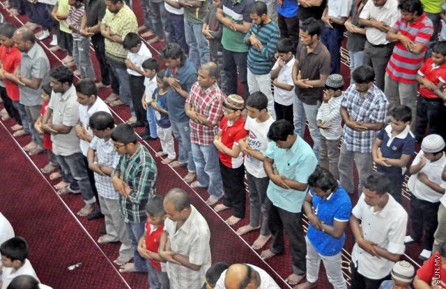 ޖަނަވަރީ 23، 20145: މި އަހަރުގެ، ރާއްޖެ އިސްލާމް ވި ދުވަހުގެ ފަތިސް ނަމާދު؛ މި ނަމާދުގައި، އެޑިއުކޭޝަން މިނިސްޓްރީގެ އިންތިޒާމުގެ ދަށުން، ގިނަ އަދަދެއްގެ ސްކޫލް ކުދިން ވަނީ ބައިވެރިވެފައި -- ސަންފޮޓޯ/ އަލީ ނަސީރު