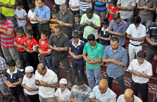 ޖަނަވަރީ 23، 20145: މި އަހަރުގެ، ރާއްޖެ އިސްލާމް ވި ދުވަހުގެ ފަތިސް ނަމާދު؛ މި ނަމާދުގައި، އެޑިއުކޭޝަން މިނިސްޓްރީގެ އިންތިޒާމުގެ ދަށުން، ގިނަ އަދަދެއްގެ ސްކޫލް ކުދިން ވަނީ ބައިވެރިވެފައި -- ސަންފޮޓޯ/ އަލީ ނަސީރު