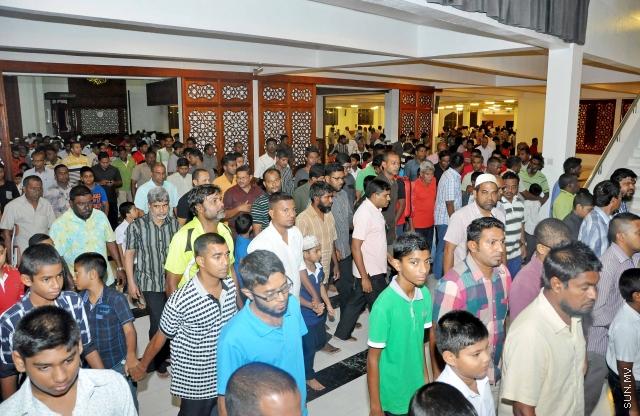 ޖަނަވަރީ 23، 20145: މި އަހަރުގެ، ރާއްޖެ އިސްލާމް ވި ދުވަހުގެ ފަތިސް ނަމާދު؛ މި ނަމާދުގައި، އެޑިއުކޭޝަން މިނިސްޓްރީގެ އިންތިޒާމުގެ ދަށުން، ގިނަ އަދަދެއްގެ ސްކޫލް ކުދިން ވަނީ ބައިވެރިވެފައި -- ސަންފޮޓޯ/ އަލީ ނަސީރު