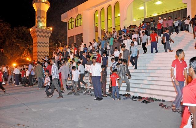 ޖަނަވަރީ 23، 20145: މި އަހަރުގެ، ރާއްޖެ އިސްލާމް ވި ދުވަހުގެ ފަތިސް ނަމާދު؛ މި ނަމާދުގައި، އެޑިއުކޭޝަން މިނިސްޓްރީގެ އިންތިޒާމުގެ ދަށުން، ގިނަ އަދަދެއްގެ ސްކޫލް ކުދިން ވަނީ ބައިވެރިވެފައި -- ސަންފޮޓޯ/ އަލީ ނަސީރު